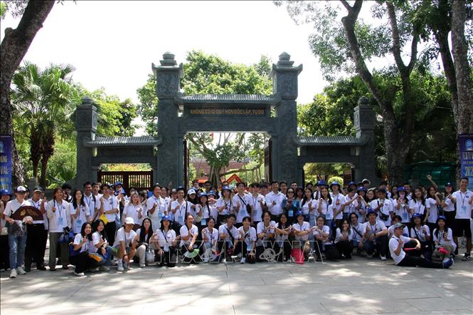 Đoàn thanh niên kiều bào chụp ảnh lưu niệm tại Khu di tích Quốc gia đặc biệt Kim Liên, huyện Nam Đàn (Nghệ An ). Ảnh: Văn Tý-TTXVN