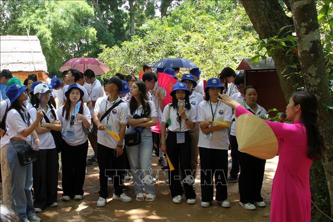Đoàn thanh niên kiều bào nghe kể những câu chuyện về thân thế sự nghiệp Chủ tịch Hồ Chí Minh tại Khu di tích Quốc gia đặc biệt Kim Liên, huyện Nam Đàn (Nghệ An). Ảnh: Văn Tý-TTXVN