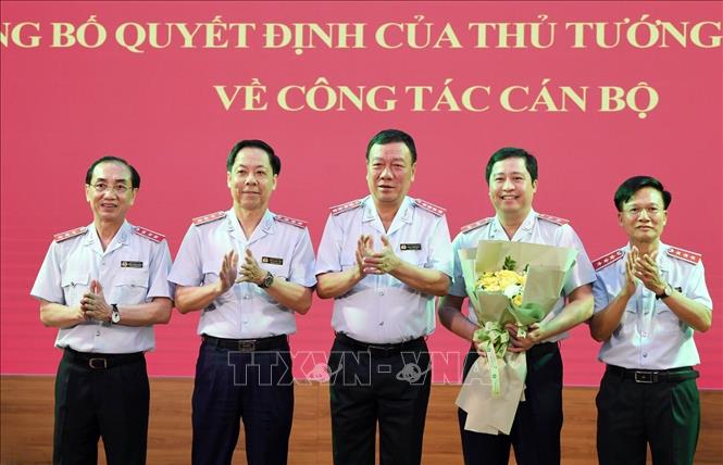 Lãnh đạo Thanh tra Chính phủ chúc mừng ông Dương Quốc Huy. Ảnh: TTXVN