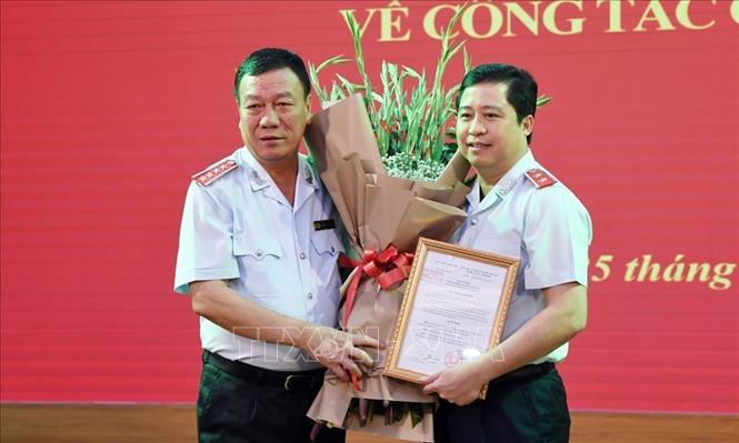 Tổng Thanh tra Chính phủ Đoàn Hồng Phong trao quyết định bổ nhiệm và chúc mừng Phó Tổng Thanh tra Chính phủ Dương Quốc Huy. Ảnh: TTXVN