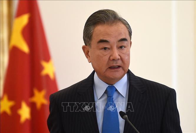 (Tư liệu) Chủ nhiệm Văn phòng Ủy ban Công tác Đối ngoại Trung ương Đảng Cộng sản Trung Quốc Vương Nghị trong cuộc họp báo tại Athens nhân chuyến công tác tại Hy Lạp, ngày 27/10/2021. Ảnh: AFP/TTXVN