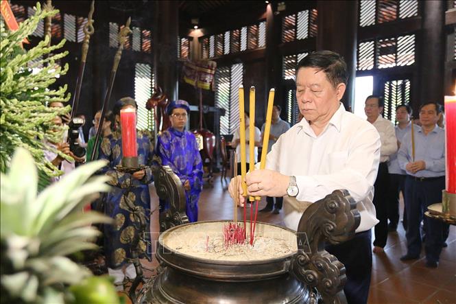 Trưởng Ban Tuyên giáo Trung ương Nguyễn Trọng Nghĩa dâng hương tưởng nhớ Lễ Thành hầu Nguyễn Hữu Cảnh tại Công viên Lịch sử Văn hóa dân tộc Thành phố Hồ Chí Minh. Ảnh: Thanh Vũ - TTXVN 
