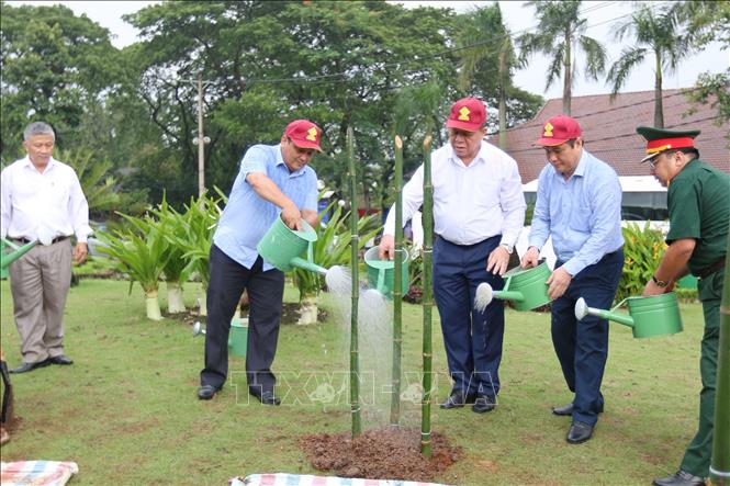 Trưởng Ban Tuyên giáo Trung ương Nguyễn Trọng Nghĩa cùng các đại biểu tham gia ngày Tết trồng cây đời đời nhớ ơn Bác Hồ tại Công viên Lịch sử Văn hóa dân tộc Thành phố Hồ Chí Minh. Ảnh: Thanh Vũ – TTXVN 
