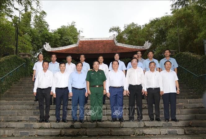 Trưởng Ban Tuyên giáo Trung ương Nguyễn Trọng Nghĩa cùng các đại biểu chụp ảnh lưu niệm tại Đền thờ các Vua Hùng ở Công viên Lịch sử Văn hóa dân tộc Thành phố Hồ Chí Minh. Ảnh: Thanh Vũ – TTXVN 
