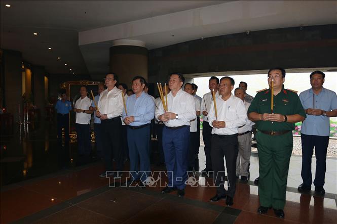 Trưởng Ban Tuyên giáo Trung ương Nguyễn Trọng Nghĩa cùng các đại biểu dâng hương tưởng nhớ các Vua Hùng tại Công viên Lịch sử Văn hóa dân tộc Thành phố Hồ Chí Minh. Ảnh: Thanh Vũ - TTXVN 
