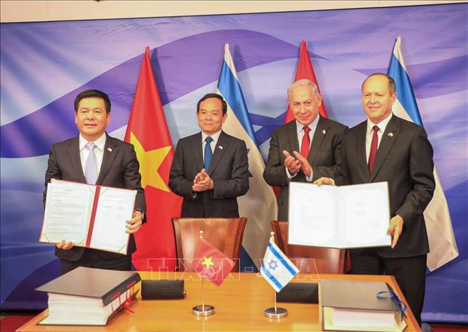Vietnamese Minister of Industry and Trad Nguyen Hong Dien and Israeli Minister of Economy and Industry Nir Barkat sign the VIFTA. VNA Photo: Văn Ứng 