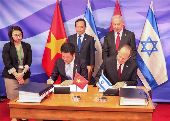 Vietnamese Minister of Industry and Trad Nguyen Hong Dien and Israeli Minister of Economy and Industry Nir Barkat sign the VIFTA. VNA Photo: Văn Ứng 
