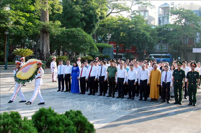 Trong ảnh: Lãnh đạo tỉnh Nam Định dâng hoa tại Đài tưởng niệm các Anh hùng Liệt sĩ tỉnh. Ảnh: Nguyễn Lành - TTXVN