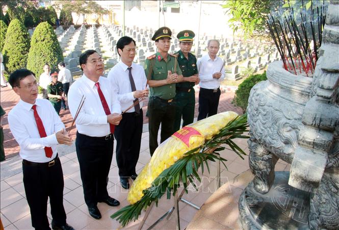 Trong ảnh: Lãnh đạo tỉnh Nam Định dâng hương tại Nghĩa trang Liệt sĩ thành phố Nam Định. Ảnh: Nguyễn Lành - TTXVN