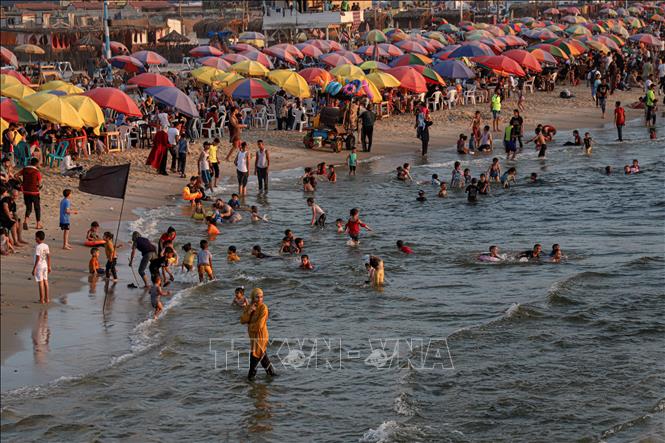 Người dân tắm biển nhằm giải nhiệt tại thành phố Gaza, ngày 7/7/2023. Ảnh: THX/TTXVN