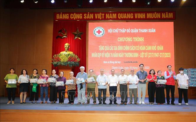Hội Chữ thập đỏ quận Thanh Xuân phối hợp Công ty TNHH Lock&Lock tổ chức trao 156 suất quà cho gia đình chính sách, có hoàn cảnh khó khăn. Ảnh: Thanh Tùng - TTXVN 