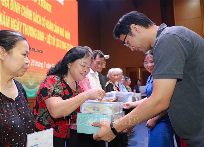 Đại diện Công ty TNHH Lock&Lock trao các phần quà tri ân cho gia đình chính sách, có hoàn cảnh khó khăn. Ảnh: Thanh Tùng - TTXVN 