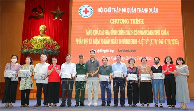 Hội Chữ thập đỏ quận Thanh Xuân phối hợp Công ty TNHH Lock&Lock tổ chức trao 156 suất quà cho gia đình chính sách, có hoàn cảnh khó khăn. Ảnh: Thanh Tùng - TTXVN 