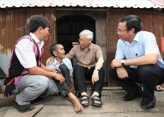 Tổng Bí thư Nguyễn Phú Trọng thăm, tặng quà thương binh Đinh Phi và vợ là Đinh Brat, hộ gia đình chính sách có hoàn cảnh đặc biệt khó khăn ở làng Tung Ke 2, xã Ayun, huyện Chư Sê, tỉnh Gia Lai, ngày 12/4/2017. Ảnh: Trí Dũng – TTXVN

