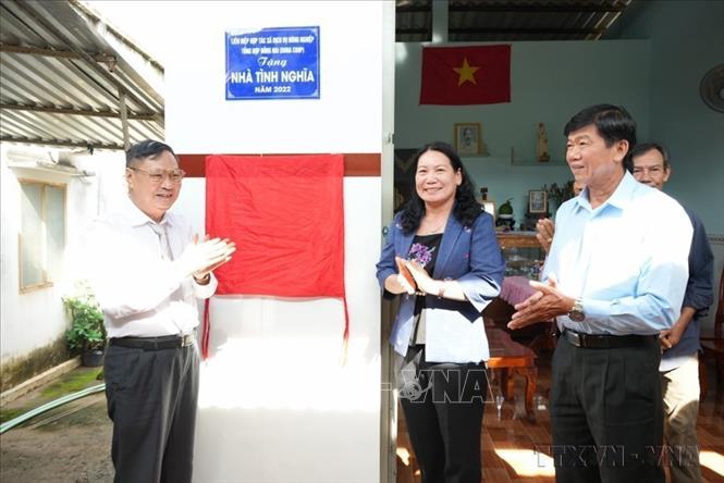 Ngày 6/7/2023, UBND tỉnh Bến Tre phối hợp Ủy ban Mặt trận Tổ quốc Việt Nam tỉnh Bến Tre tổ chức Lễ bàn giao 200 căn nhà tình nghĩa do Liên hiệp Hợp tác xã dịch vụ nông nghiệp tổng hợp Đồng Nai (DonaCoop) tài trợ. Ảnh: Huỳnh Phúc Hậu - TTXVN
