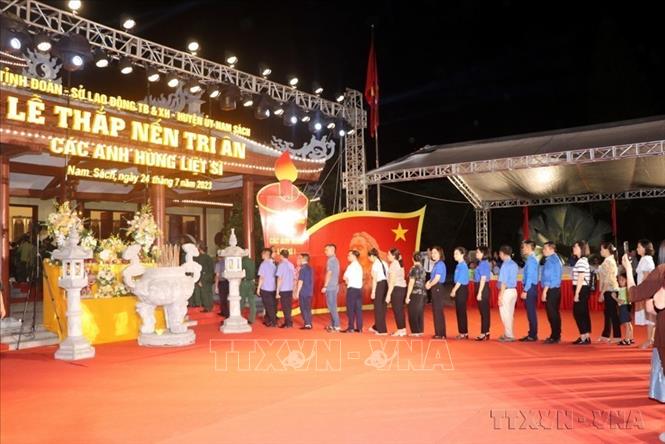 Lãnh đạo tỉnh Hải Dương và nhân dân dâng hương tưởng niệm các Anh hùng liệt sĩ tại Đền Liệt sĩ huyện Nam Sách, tối 24/7/2023. Ảnh: Mạnh Tú - TTXVN