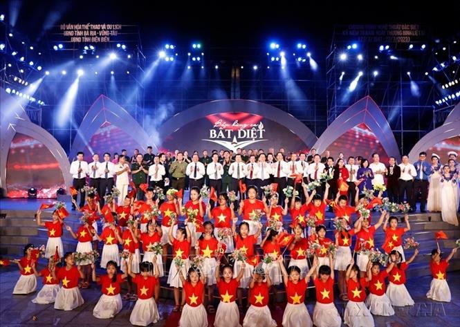 Chủ tịch nước Võ Văn Thưởng, các đồng chí lãnh đạo, nguyên lãnh đạo Đảng, Nhà nước và các đại biểu dự Chương trình nghệ thuật đặc biệt “Bản hùng ca bất diệt” kỷ niệm 76 năm Ngày Thương binh-Liệt sĩ ở Nghĩa trang Hàng Dương (huyện Côn Đảo, tỉnh Bà Rịa - Vũng Tàu), tối 19/7/2023. Ảnh: Thống Nhất - TTXVN
