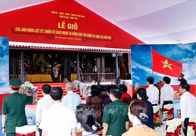 Chủ tịch nước Võ Văn Thưởng, các đồng chí lãnh đạo, nguyên lãnh đạo Đảng, Nhà nước và các cựu tù chính trị Côn Đảo dâng hương, hoa tưởng niệm các bậc tiền nhân, Chủ tịch Hồ Chí Minh và Lễ giỗ các anh hùng liệt sĩ, chiến sĩ cách mạng, đồng bào yêu nước đã anh dũng hy sinh tại huyện Côn Đảo, tỉnh Bà Rịa – Vũng Tàu, sáng 19/7/2023. Ảnh: Thống Nhất –TTXVN
