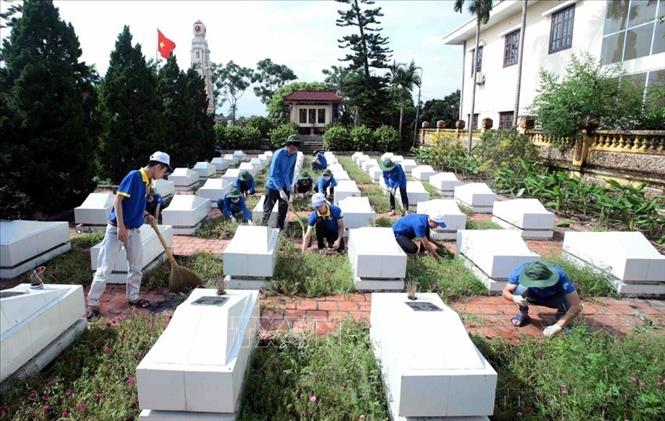 Đoàn viên, thanh niên tỉnh Hưng Yên tổ chức dọn dẹp, vệ sinh các nghĩa trang liệt sĩ trên địa bàn tỉnh - Hoạt động thiết thực nhằm phát huy đạo lý 