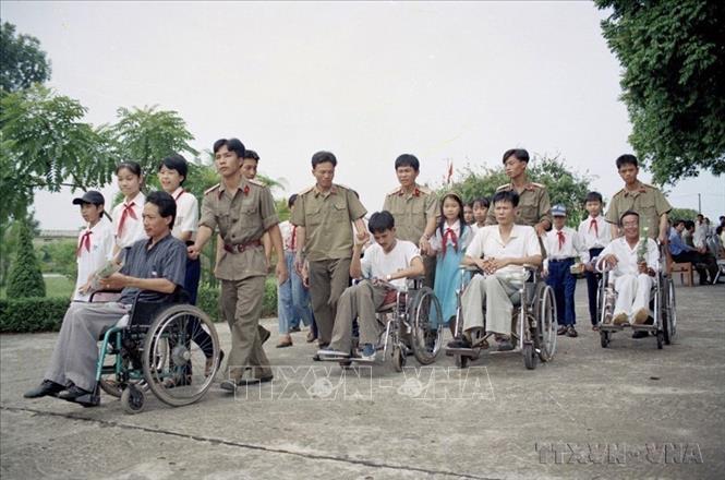 Chiến sõ Quân khu Thủ đô và thiếu nhi Hà Nội thăm Trung tâm điều dưỡng thương binh nặng Hà Nội. Ảnh: Đình Trân - TTXVN