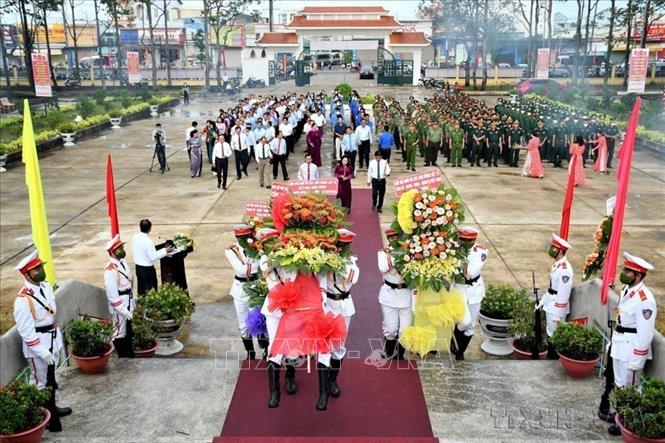 Đại biểu các ban, ngành thắp hương tưởng nhớ các anh hùng liệt sĩ tại Sóc Trăng. Ảnh: Trung Hiếu - TTXVN