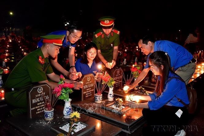 Đoàn viên, thanh niên Gia Lai thắp nến tri ân của các anh hùng liệt sĩ tại Nghĩa trang Liệt sĩ tỉnh. Ảnh: Nguyễn Hoài Nam - TTXVN
