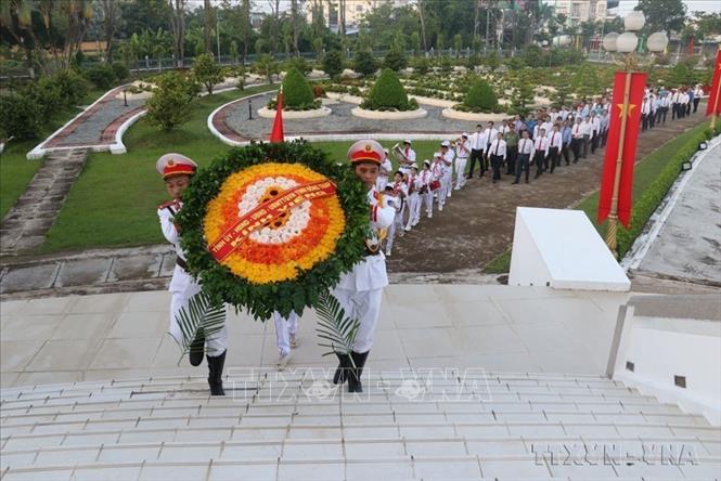 Lãnh đạo tỉnh Đồng Tháp dâng hương tại Đài tưởng niệm Nghĩa trang Liệt sĩ tỉnh Đồng Tháp. Ảnh: Nguyễn Văn Trí – TTXVN