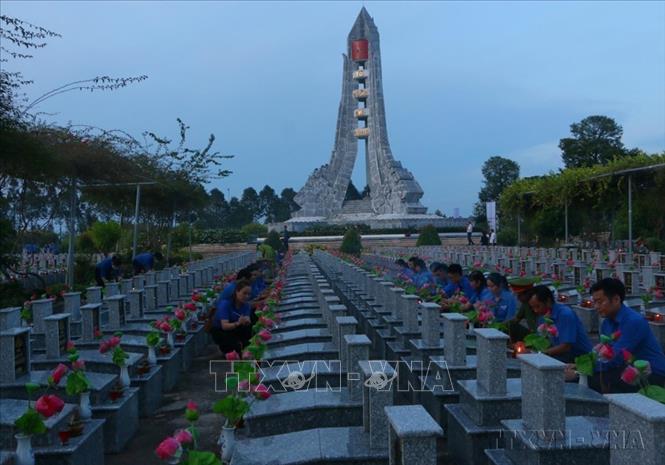 Lễ thắp nến tri ân các Anh hùng liệt sĩ tại Nghĩa trang Liệt sĩ tỉnh Hậu Giang. Ảnh: Duy Khương - TTXVN