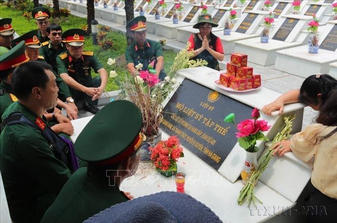 Các cựu binh, thân nhân liệt sĩ trung đoàn 356 đến tri ân, tưởng nhớ các liệt sĩ trung đoàn 356 đã hy sinh trong cuộc chiến đấu bảo vệ biên giới phía Bắc tại Nghĩa trang liệt sĩ quốc gia Vị Xuyên (Hà Giang). Ảnh: Hoàng Hiếu - TTXVN