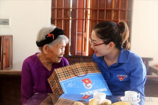 Cán bộ Tỉnh đoàn Thanh Hóa tổ chức thăm, động viên, tặng quà Mẹ Việt Nam anh hùng trên địa bàn. Đây là việc làm thường xuyên được các cấp bộ Đoàn tỉnh Thanh Hóa tổ chức, thể hiện tấm lòng, tình cảm và ý thức, trách nhiệm của những người trẻ với thế hệ đi trước.  Ảnh: Nguyễn Nam-TTXVN