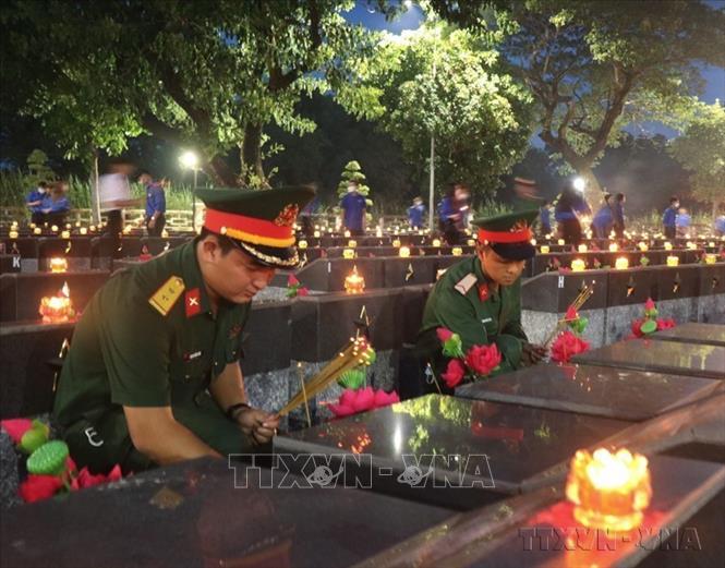 Tuổi trẻ Bạc Liêu thắp hương và nến tri ân tại phần mộ các liệt sĩ tại Nghĩa trang Liệt sĩ tỉnh Bạc Liêu. Ảnh: Chanh Đa-TTXVN 