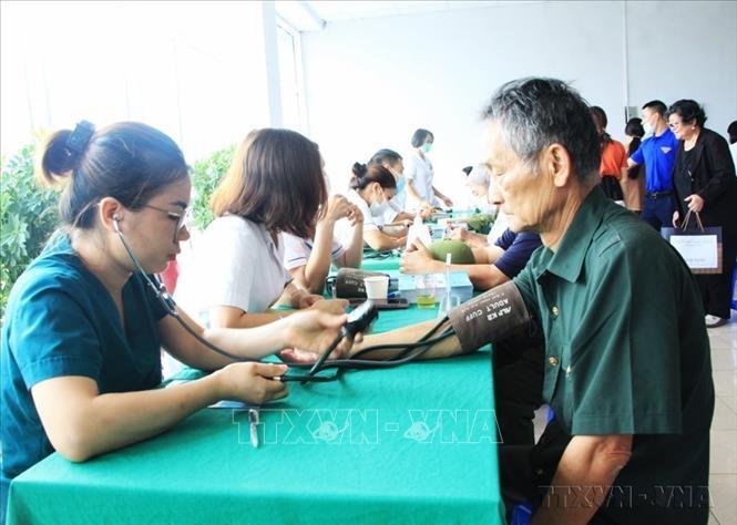 Khám, chữa bệnh cho thương binh, bệnh binh, thân nhân gia đình liệt sĩ tại thành phố Lai Châu. Chương trình nằm trong chuỗi các hoạt động thiết thực kỷ niệm 76 năm ngày Thương binh - Liệt sĩ (27/7/1947 - 27/7/2023) do Sở Y tế phối hợp với Bảo hiểm xã hội tỉnh, Sở Lao động, Thương binh và Xã hội tổ chức. Ảnh: TTXVN phát 
