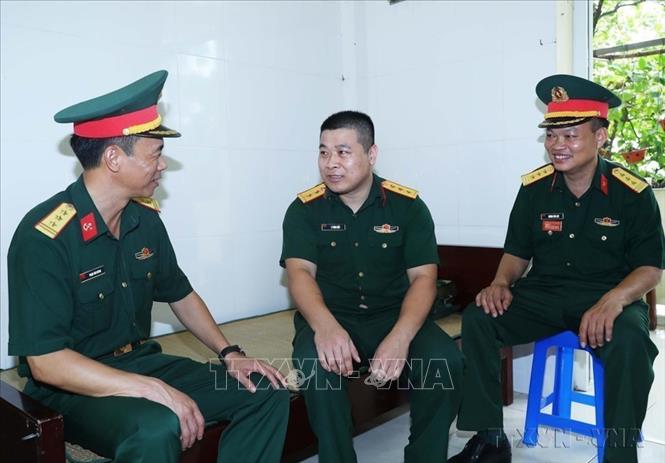 Cán bộ, chỉ huy Lữ đoàn Công binh 239 thăm hỏi, động viên, tặng quà Thượng úy Lý Đình Hiếu, quân nhân chuyên nghiệp công tác tại Trạm xá quân y Lữ đoàn Công binh 239 (Bộ Tư lệnh Công binh), bị thương trong một lần thực hiện nhiệm vụ rà phá bom mìn, nhân dịp 76 năm Ngày Thương binh-Liệt sĩ (27/7/1947 – 27/7/2023). Ảnh: Trọng Đức – TTXVN 