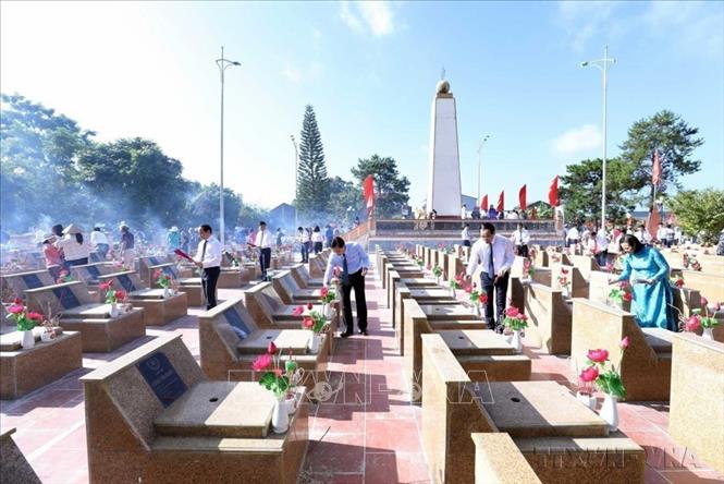 Lãnh đạo tỉnh Lạng Sơn thắp hương trên phần mộ các liệt sĩ tại Nghĩa trang liệt sĩ Thành phố Lạng Sơn. Ảnh: Anh Tuấn – TTXVN