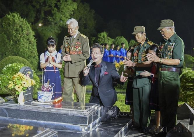 Tiết mục hát “Bế Văn Đàn sống mãi” với phần tham gia của các Chiến sĩ Điện Biên và các cháu thiếu nhi bên phần mộ của Anh hùng Bế Văn Đàn tại Cầu Truyền hình trực tiếp Chương trình nghệ thuật đặc biệt với chủ đề “Bản hùng ca bất diệt”, nhân kỷ niệm 76 năm Ngày Thương binh - Liệt sĩ (27/7/1947 - 27/7/2023). Ảnh: Xuân Tư – TTXVN