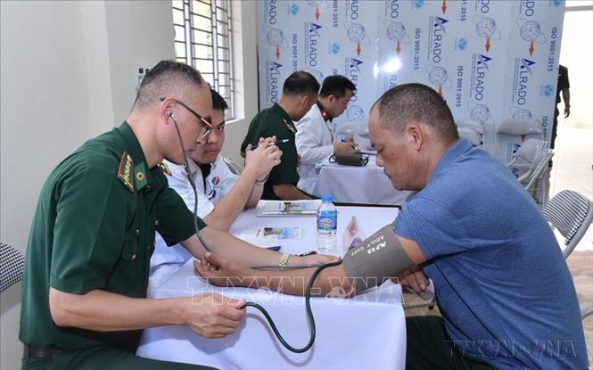 Bác sĩ Viện Y học cổ truyền Quân đội khám, tư vấn sức khoẻ cho, cấp phát thuốc điều trị cho hơn 200 người có công, thương binh, bệnh binh, gia đình chính sách và người cao tuổi, trên địa bàn xã Đội Cấn, huyện Tràng Định (Lạng Sơn). Ảnh: Anh Tuấn - TTXVN