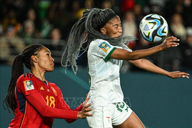 Pha tranh bóng bổng giữa tiền đạo Tây Ban Nha Salma Paralluelo (trái) và hậu vệ Zambia Martha Tembo trong trận đấu. Ảnh: AFP/TTXVN