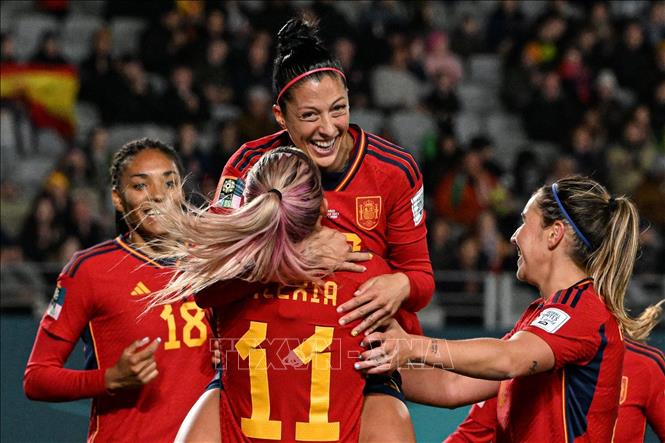 Trong hơn 10 phút chóng vánh, tỷ số được nâng lên 2-0 cho tuyển Tây Ban Nha nhờ pha dứt điểm bằng đầu của tiền vệ Jennifer Hermoso (giữa, phía sau) vào lưới của thủ môn Zambia Eunice Sakala. Ảnh: AFP/TTXVN