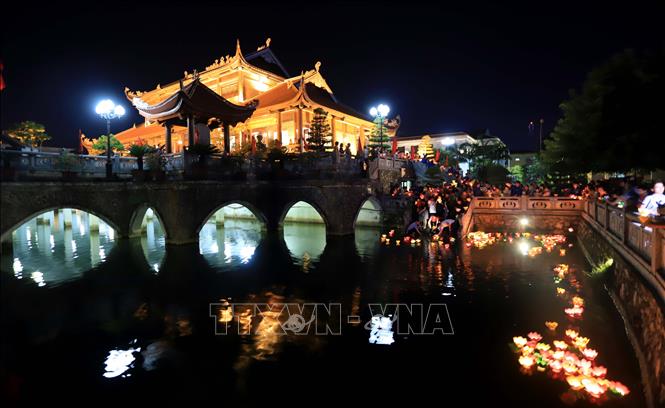 Thả hoa đăng tri ân các Anh hùng liệt sĩ tại Đền thờ liệt sĩ tỉnh Thái Bình. Ảnh: Thế Duyệt – TTXVN