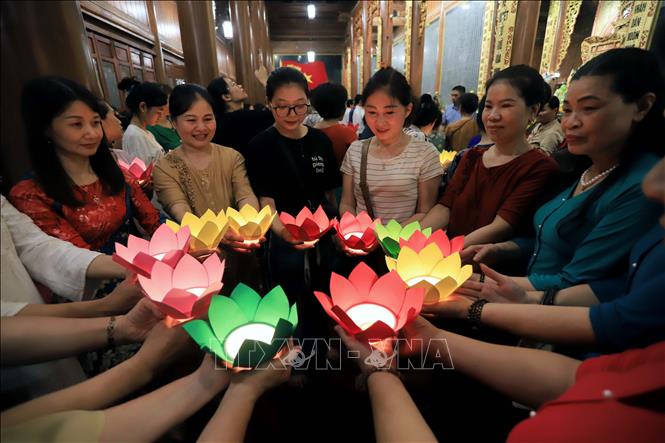 Người dân tỉnh Thái Bình thắp nến, thả hoa đăng tri ân các Anh hùng liệt sĩ tại Đền thờ liệt sĩ tỉnh Thái Bình. Ảnh: Thế Duyệt – TTXVN