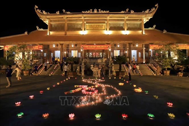 Thắp nến tri ân các Anh hùng liệt sĩ tại Đền thờ liệt sĩ tỉnh Thái Bình. Ảnh: Thế Duyệt – TTXVN