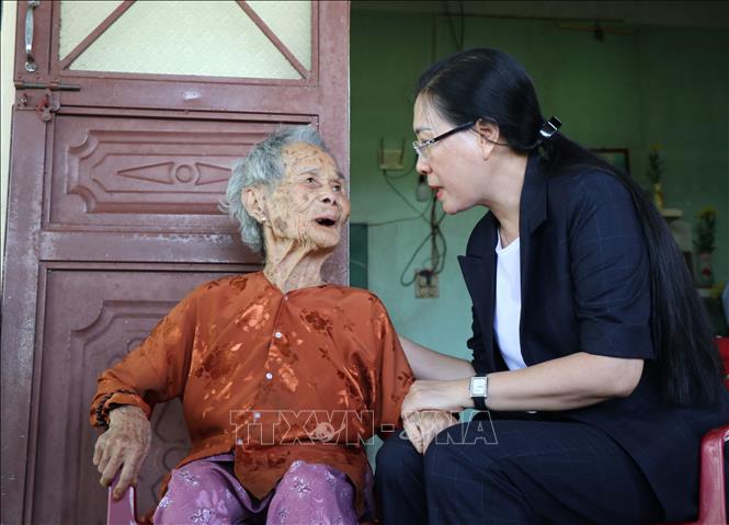 Trong ảnh: Bí Thư Tỉnh ủy Quảng Ngãi Bùi Thị Quỳnh Vân thăm Mẹ Việt Nam anh hùng Lý Thị Đây (sinh năm 1923) tại thôn Xuân Mỹ, xã Tịnh Hiệp. Ảnh: Phạm Cường-TTXVN