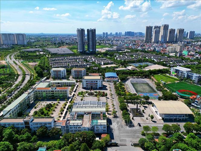 Trường THPT Chuyên Nguyễn Huệ, quận Hà Đông được xây dựng mới khang trang, hiện đại, là một trong những 