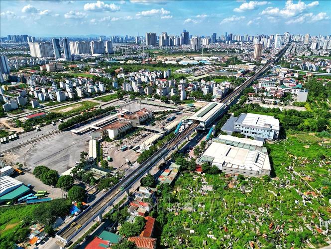 Bến xe Yên Nghĩa - điểm đầu của tuyến đường sắt đô thị Cát Linh-Hà Đông, tạo sự thuận tiện cho nhu cầu đi lại của người dân vào trung tâm thành phố. Ảnh: Tuấn Anh – TTXVN