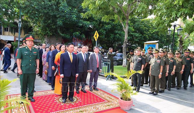 Trong ảnh: Các đại biểu tham dự lễ dâng hương, đặt vòng hoa tri ân các anh hùng liệt sĩ tại Tượng đài Hữu nghị Việt Nam - Campuchia ở thủ đô Phnom Penh, sáng 27/7/2023. Ảnh: Hoàng Minh - PV TTXVN tại Campuchia.  