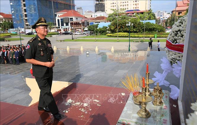Trong ảnh: Đại tướng Yun Min, Quốc vụ khanh Bộ Quốc phòng Campuchia, dâng hương tại Tượng đài Hữu nghị Việt Nam - Campuchia ở thủ đô Phnom Penh. Ảnh: Hoàng Minh - PV TTXVN tại Campuchia.