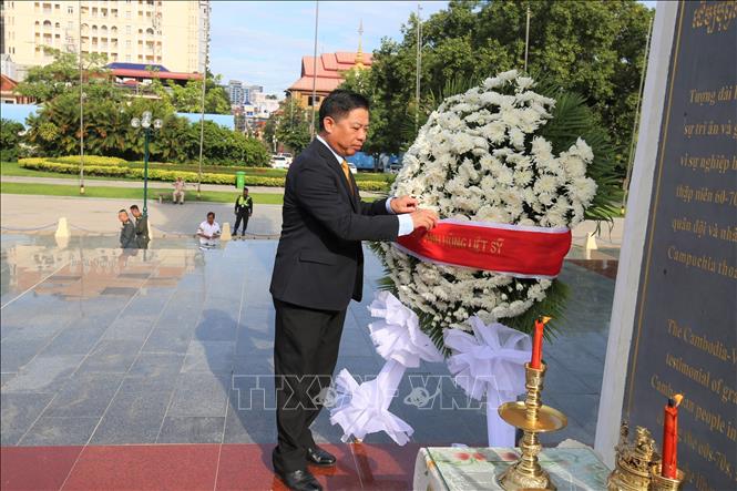 Trong ảnh: Đại sứ Nguyễn Huy Tăng thực hiện nghi thức dâng hương, đặt vòng hoa tri ân các anh hùng liệt sỹ tại Tượng đài Hữu nghị Việt Nam - Campuchia ở thủ đô Phnom Penh. Ảnh: Hoàng Minh - PV TTXVN tại Campuchia.   