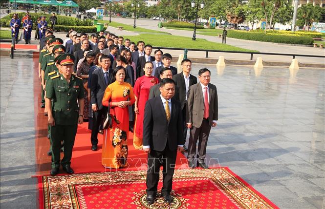 Trong ảnh: Đoàn cán bộ Đại sứ quán Việt Nam tại Campuchia thực hiện nghi thức dâng hương, đặt vòng hoa tri ân các anh hùng liệt sỹ tại Tượng đài Hữu nghị Việt Nam - Campuchia ở thủ đô Phnom Penh. Ảnh: Hoàng Minh - PV TTXVN tại Campuchia.   