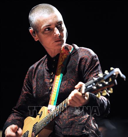 Ca sĩ kiêm nhạc sĩ Ireland Sinead O'Connor biểu diễn tại Lorient, Pháp ngày 11/8/2013. Ảnh: AFP/TTXVN