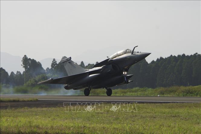 Máy bay Rafale của Pháp cất cánh tới Căn cứ không quân Nyutaburu, tỉnh Miyazaki (Nhật Bản) để tham gia cuộc tập trận chung Nhật-Pháp, ngày 26/7/2023. Ảnh: AFP/TTXVN